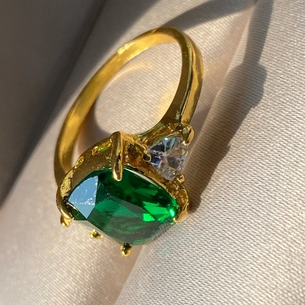 BEAUTIFUL costume jewelry size 7 emerald green gold tone ring